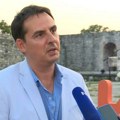 „Pošten, ćelav i nabildovan narod ne može da prođe“: „Provokator“ Zoran Kesić došao ispred Pravnog i obratio se…