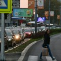 Haos na Zvezdari, napadnut vozač: Otvorili čoveku vrata od automobila, pa krenuli da ga udaraju i šutiraju VIDEO