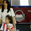 Jelisaveta obukla deci dresove Crvene zvezde, pa došli da bodre Teodosića: Sin Bogdan isti tata, a ćerka Petra je prava…