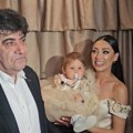 (Video) Duplo slavlje: Jedna ćerka mu se porodila, a drugoj slavi godinu dana: Kompozitor ljubi 30 godina mlađu i ona hoće…