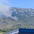 Gori iznad Kaštela, vjetar i brdovit teren otežavaju gašenje