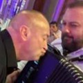 Đani ljubi harmoniku borka radivojevića! Spektakl na romskoj svadbi u bečkom dvorcu, sve zabeleženo na snimku (Video)
