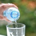 Evo zbog čega je jako opasno piti vodu iz plastične boce nakon što istekne rok trajanja