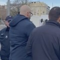 Poslanici kroz Ćacilend na posao, policija ne da