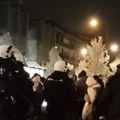 Protestni skup u Aranđelovcu: Veliki broj okupljenih i policijski kordoni - građani poručuju "Odbranićemo izbornu volju"…
