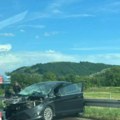 Udes na auto-putu ka Nišu: Prednja strana auta skroz uništena, stvaraju se zastoji
