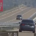 (Video) Neverovatna scena kod Pirota: Strani državljanin "divljao" po autoputu, vozio čak 241 km/h! Policijske kamere sve…