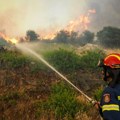 Grčka u plamenu: Požari besne od Krita do Lezbosa, ima mrtvih, evakuišu sela, ljudi bežali u more!