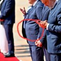 Zelenski u Beograd došao naoružan: Glavni savetnik na crvenom tepihu sa — pištoljem /foto/