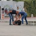 HAPŠENJE NA TRGU: Pojačano prisustvo policije u centru Šapca pred najavljeni Prajd karavan (VIDEO)