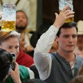 Oktoberfest počeo uz intervencije lekara: Oko 50 ljudi zatražilo pomoć, jedan muškarac prevezen u bolnicu