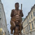 Goli Tramp u Evropskom parlamentu: Satirična skulptura nazvana „Narandžasta kuga“