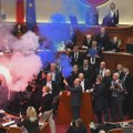 (VIDEO) Protesti se prelili u parlament Albanije: Opozicija zapalila baklje i pokazala fotografije povređenih demonstranata
