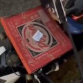 DOSTAVLjAČ ODLUČIO DA MALO GRICNE PORUDžBINU Doneo picu, a onda otvorio kutiju, pojeo parče i URADIO OVO (VIDEO)