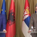 Obraćanje Vučića i rame: Menjamo loše političko nasleđe i činimo sve da naši narodi idu napred (video)