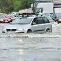 Za manje od pola sata Beograd poplavljen: Automobili zaglavljeni na ulici, ljudi se peli na haube da se spasu bujice