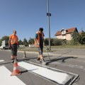 Obeležavanje horizontalne signalizacije u naseljima Aaerodrom i Šumarice (Foto)