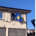 Kosovska zastava postavljena i na zgradi vatrogasne stanice u Leposaviću