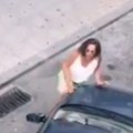 Kamera snimila užasavajuću borbu oko parking mesta Situacija se usijala, vozač udara ženu kolima... (video)