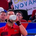 Dok je čekao da se rival vrati na teren, Novak iza sebe nije ni primetio moćan transparent od strane navijača