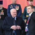 "Mali princ Belorusije" ruku pod ruku sa ocem u prvom redu Lukašenko sa sinom na paradi u Moskvi: Evo ko je najmlađi…
