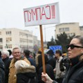 VIDEO Napeto u Novom Sadu: Građani skandiraju i zvižde ispred štandova SNS-a