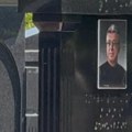 Suzana Jovanović sama stigla na Bežanijsko groblje: Ispoštovala običaj, u suzama ljubi spomenik