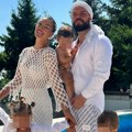 Анђела и Адам Адактар чекају пето дете? Она објавила фотку са плаже, сви гледају у стомак: "Још једна беба?"