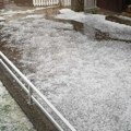 Snažno nevreme pogodilo Topolu: Krupan grad tukao, u Aranđelovcu pao krov sa zgrade