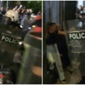 Pogledajte kako policajac u uniformi pendrekom nasrće na koleginicu u civilu u Kragujevcu (video)