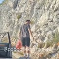 Turista satima čekao na granici, a onda izašao iz auta i uradio nešto potpuno neočekivano - sada mu čitav region aplaudira…