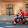 Policija zaustavila dostavljača na električnom biciklu, a onda je usledio šok! Pored hrane dostavljao je i ovo zbog čega je…