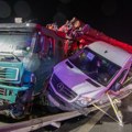 Opšti haos na auto-putu Kamionu pukla guma, nastao karambol: Sedam vozila učestvovalo u jezivoj nesreći, jedan muškarac…
