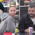 "Otežaćemo život Ahmićima" Nakon što su Aneli i Asmin završili u krevetu, oglasio se otac rijaliti igrača: "Sramoti Noru"…