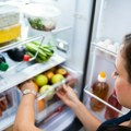 Stavite ovo u frižider i rešićete se neprijatnog mirisa: Jedan jeftin trik radi bolje nego osveživači
