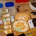 Hapšenja zbog krijumčarenja više od tone droge – zaplenjen stan, luksuzni automobili i novac