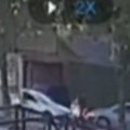 Objavljen snimak nesreće u Novom Pazaru koji ledi krv: Stravičan sudar, motociklista završio na krovu taksija (video)