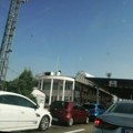 Svi lude zbog ovog vozača Srbi gube živce u koloni za Grčku, a onda se pojavljuje on! Bahatost bez granica (video)