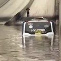 (Video) Zatvoren put ka svetski poznatom turističkom mestu! Zemlja potopljena, samo krovovi vozila vire iz vode: U glavnom…