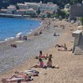 Prizor sa plaže u Petrovcu razbesneo turiste, snimak zapalio mreže: "Sramota, zar ovo rade već u 7 ujutru?!"