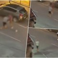 Jezivo! Uznemirujući snimak nasilja u Novom Sadu: Muškarac nokautirao ženu nasred ulice! Dobila pesnicu u glavu (video)