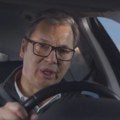 Vučić snimljen u kolima, izbegava prepreke na putu Ima moćnu poruku, ovo je deo svakodnevnice (VIDEO)