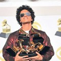 Bruno Mars je kockarnici dužan 50 miliona dolara? Popularni pevač navodno već 9 godina sav novac od koncerata ostavlja u…