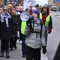 Grupa žena u Švedskoj 'obmotala' parlament crvenim šalom zbog neaktivnosti o klimi