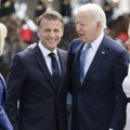 Bajden otpočeo posetu Francuskoj ceremonijom dočeka kod Trijumfalne kapije u Parizu