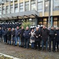 Opozicioni poslanici i odbornici ponovo blokiraju zgradu suda i tužilaštva u Novom Sadu, ispred zgrade kordon policije