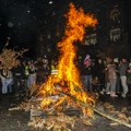 Ovaj grad zabeležio je rekordan broj vernika na paljenju badnjaka! Praznik od severa do juga: U Novom Sadu poslali inspekciju…