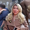 (Paparaco) Jovana Jeremić nakon raskida sa Draganom u društvu muškarca: Voditeljka nasred ulice ostala bez cipele: Ljudi se…