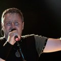 Pevač od prodaje majici zaradio: 700.000 evra u redu čekalo 750 ljudi, za sat vremena sve rasprodato