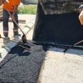 Kubik trans: Nestašica bitumena "zakasnila" krpljenje udarnih rupa. Radovi počeli danas!